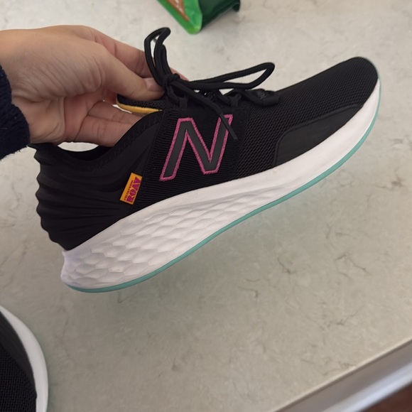 EUC New Balance Fresh Foam ROAV Running Shoe - Women's - Picture 4 of 5